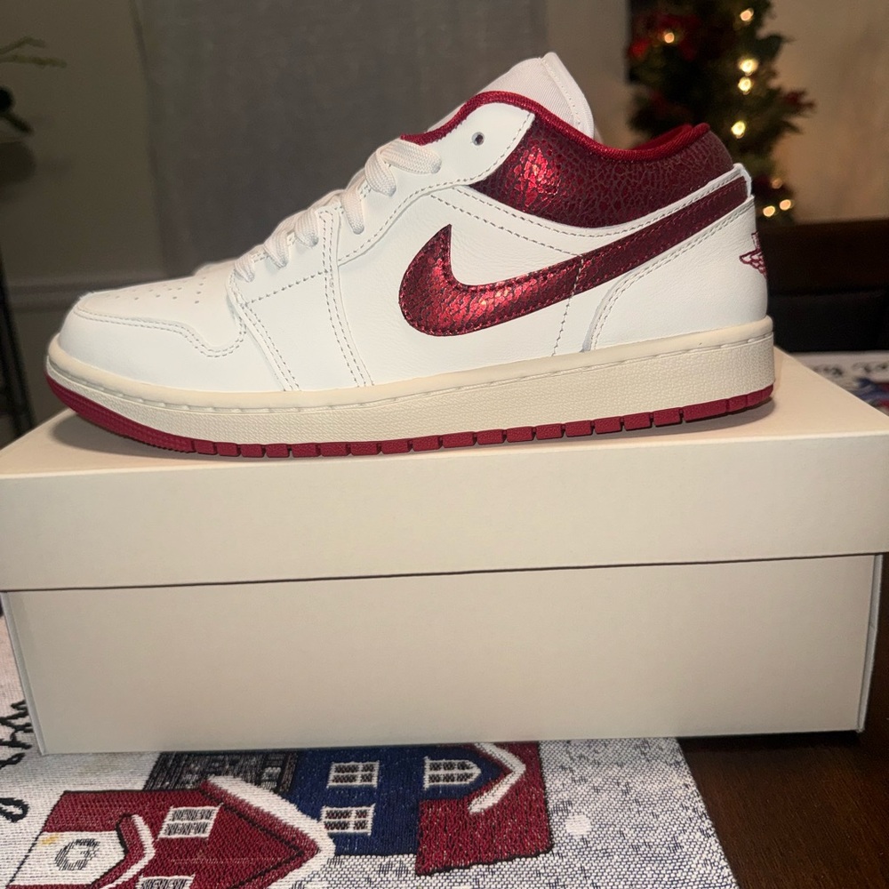 Air Jordan 1 Low SE White and red women’s Sneakers size 9 new